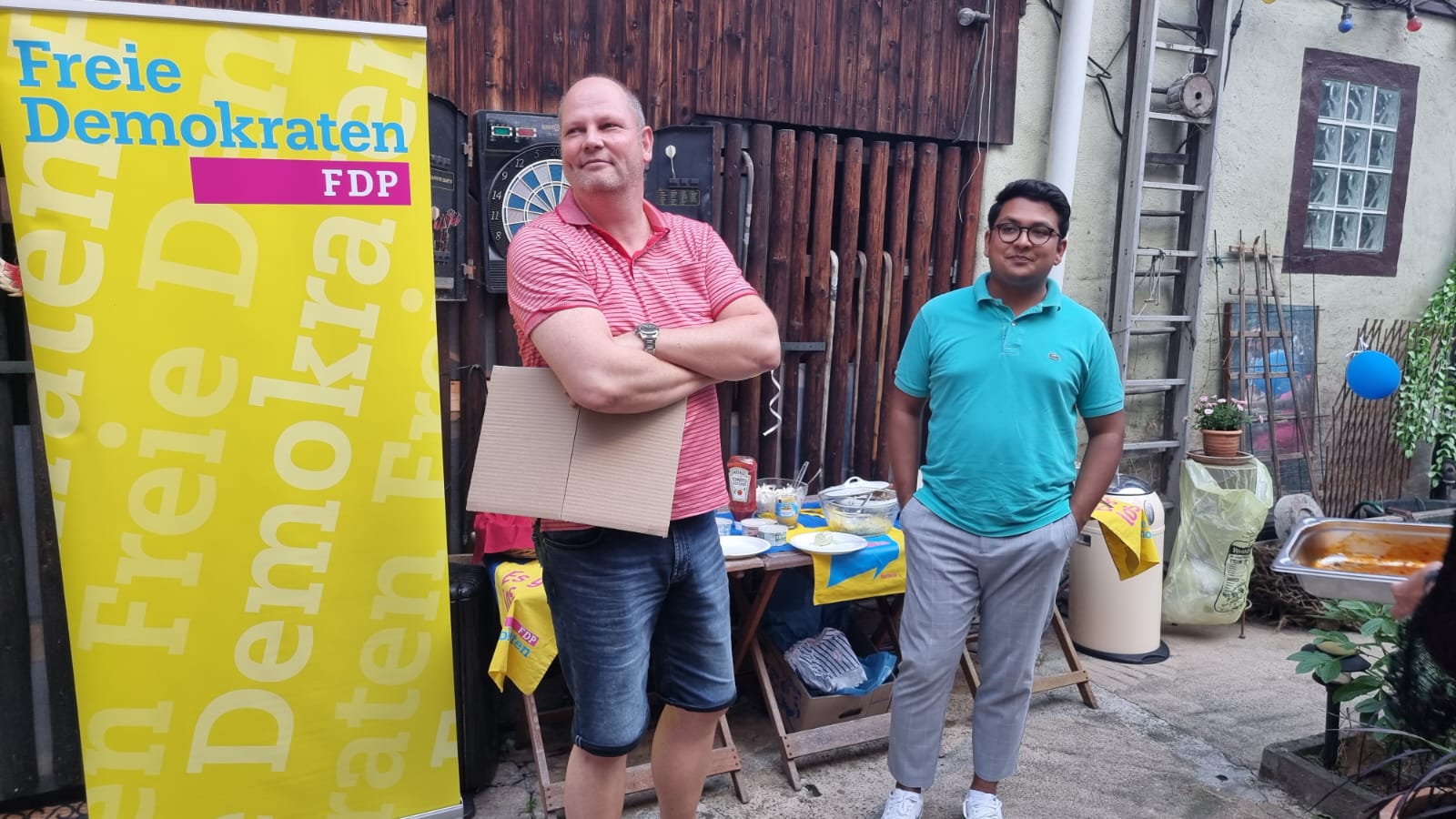 Frank Zimmermann kurz vor der Spendenübergabe an Tobias Dutta